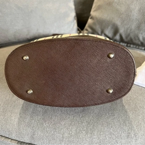 💕PRICE REDUCTION💕 Pre-loved! BURBERRY tote bag. - Picture 3 of 13